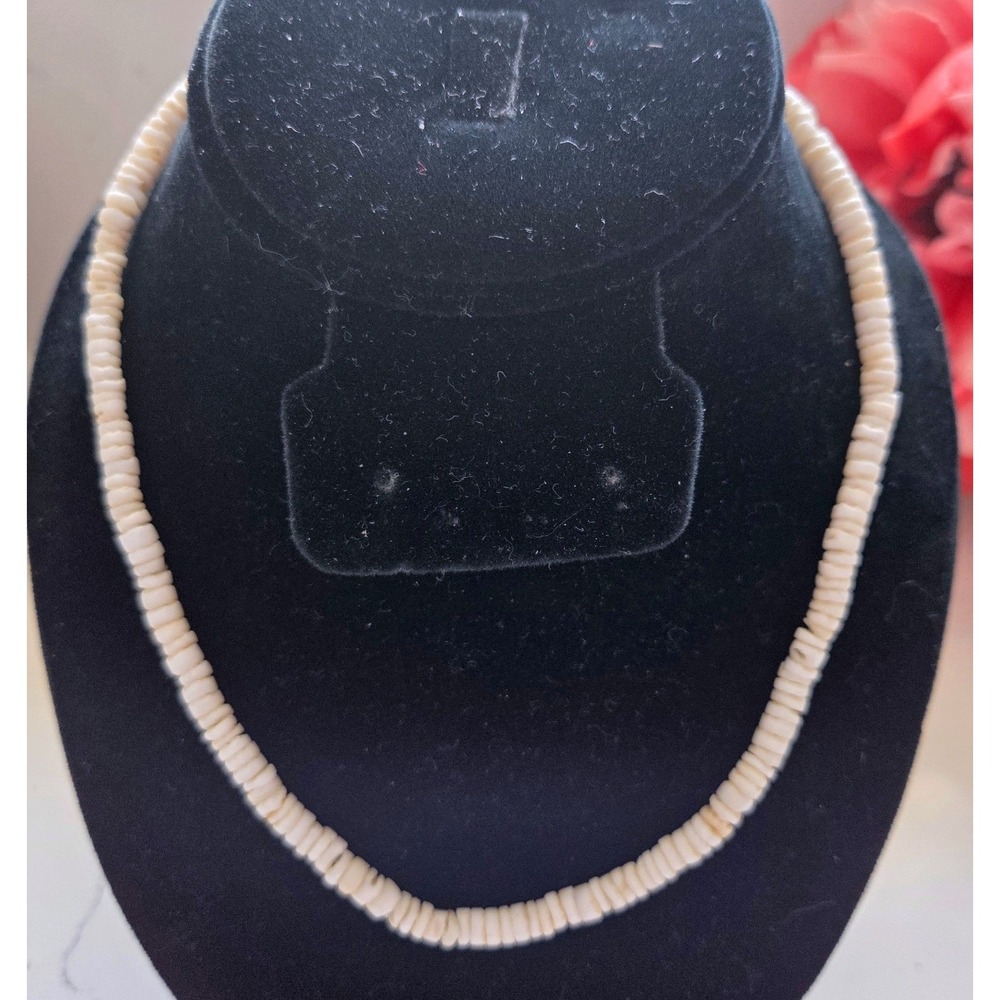 VTG White Hawaiian Puka Shell Choker Necklace Silver Tone Barrel Clasp 17.5 Inch